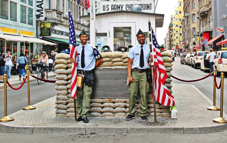 نقطة تفتيش تشارلي Checkpoint Charlie