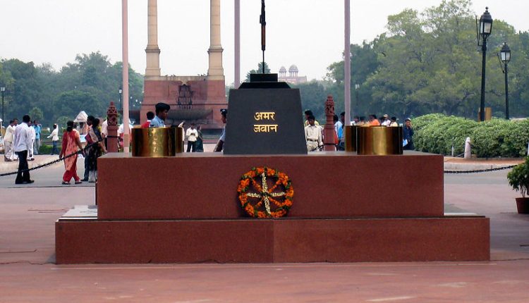 شعلة الجندي الخالد Amar Jawan Jyoti بالقرب من بوابة الهند